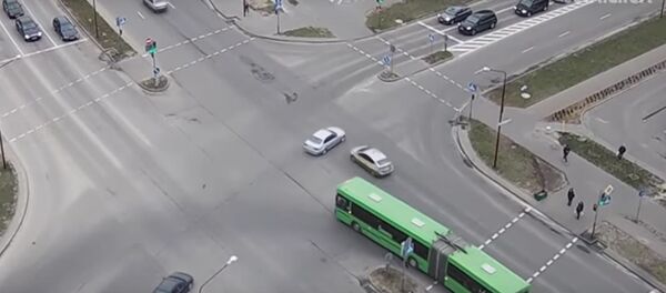 Спешившее такси врезалось в выехавший на красный BMW в Бресте - видео - Sputnik Беларусь