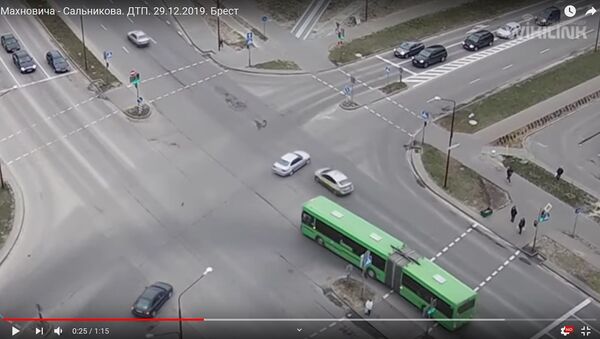 Спешившее такси врезалось в выехавший на красный BMW в Бресте - видео - Sputnik Беларусь