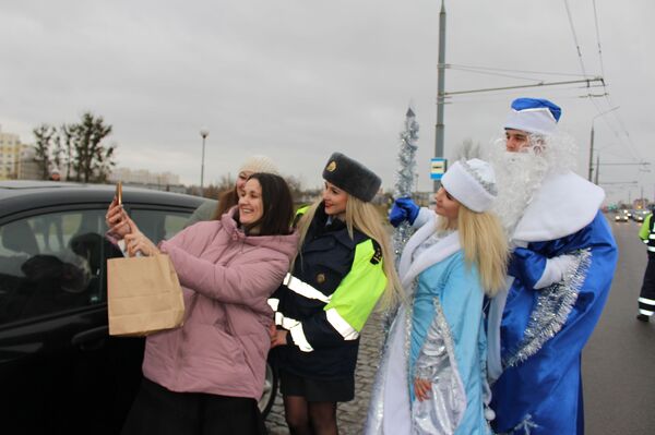 Инспекторы ГАИ в Гродно останавливали водителей, чтобы вручить подарки - Sputnik Беларусь