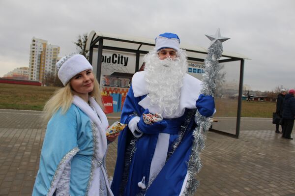 Инспекторы ГАИ в Гродно останавливали водителей, чтобы вручить подарки - Sputnik Беларусь