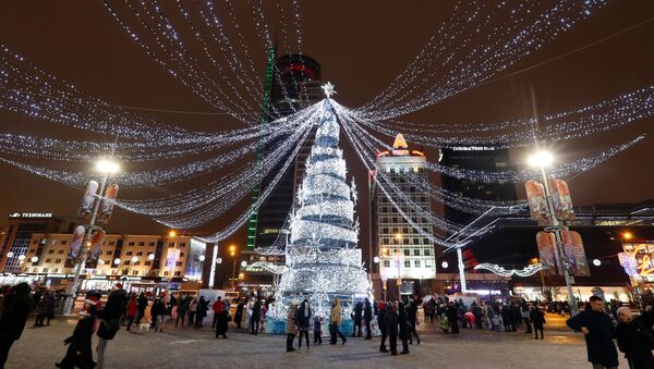Новогодняя елка в Минске у Дворца спорта - Sputnik Беларусь