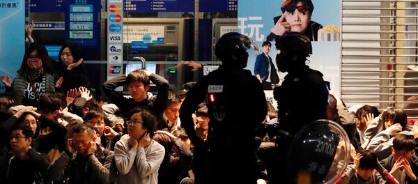 Полиция Гонконга 1 января 2020 года задержала по меньшей мере 400 человек в ходе антиправительственного протеста - Sputnik Беларусь
