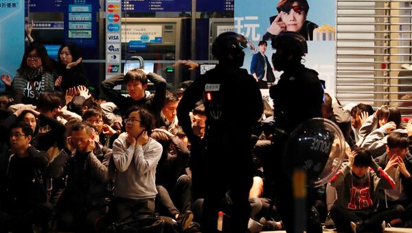 Полиция Гонконга 1 января 2020 года задержала по меньшей мере 400 человек в ходе антиправительственного протеста - Sputnik Беларусь