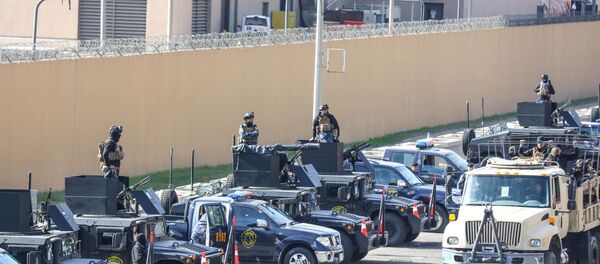 Протестующие попытались 31 декабря 2020 года взять штурмом главные ворота посольства США в Багдаде в районе зеленой зоны иракской столицы  - Sputnik Беларусь