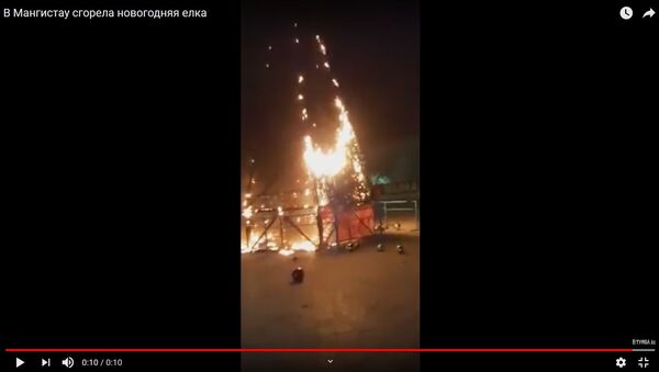 Видеофакт: 17-метровая новогодняя елка сгорела дотла в Казахстане - Sputnik Беларусь