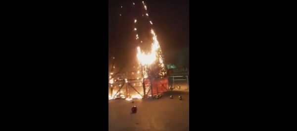 Видеофакт: 17-метровая новогодняя елка сгорела дотла в Казахстане - Sputnik Беларусь