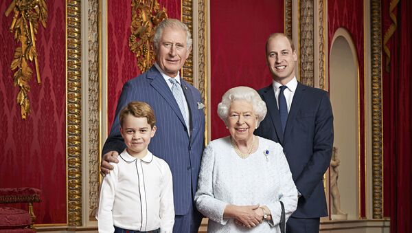 Королева Елизавета II, принц Чарльз, принц Уильям принц Джордж позируют для портрета, посвященного началу нового десятилетия, в тронном зале в Букингемском дворце в Лондоне - Sputnik Беларусь