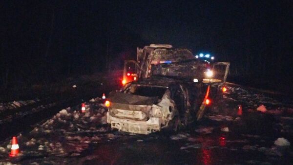 Два автомобиля загорелись на трассе  - Sputnik Беларусь