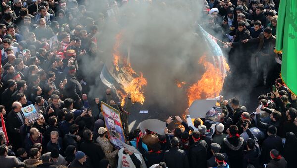 Иранцы сожгли флаги Израиля и США во время похорон генерала Сулеймани - Sputnik Беларусь