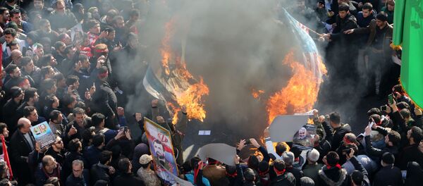 Иранцы сожгли флаги Израиля и США во время похорон генерала Сулеймани - Sputnik Беларусь