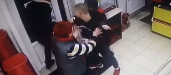 Мужчина в Барановичах укусил продавщицу, помешавшую ему украсть водку - Sputnik Беларусь