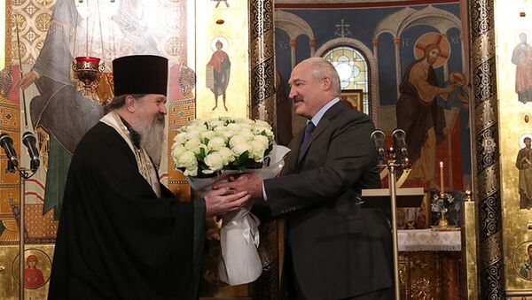 Президент Беларуси Александр Лукашенко в Рождество посетил храм в честь иконы Божией Матери Державная - Sputnik Беларусь