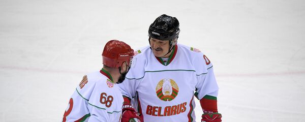 Александр Лукашенко во время игры - Sputnik Беларусь