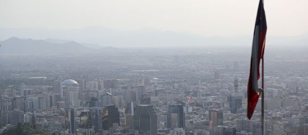 Серое от дыма небо видно с холма Сан-Кристобаль в Сантьяго - Sputnik Беларусь