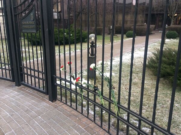 Минчане несут цветы к посольству Украины Минчане несут цветы к посольству Украины - Sputnik Беларусь