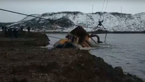 В Витебском районе достали самосвал, ушедший под воду в карьере Гралево - Sputnik Беларусь