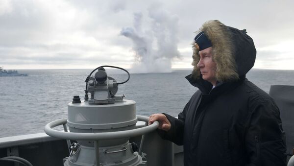 Президент РФ Владимир Путин наблюдает за ходом совместных учений Северного и Черноморского флотов в Черном море - Sputnik Беларусь