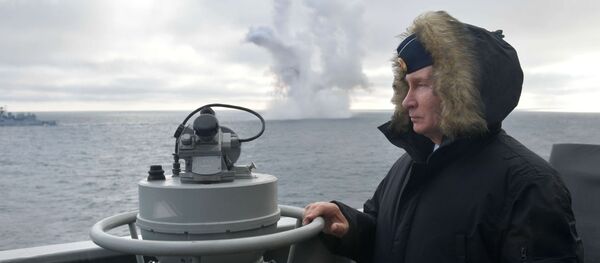 Президент РФ Владимир Путин наблюдает за ходом совместных учений Северного и Черноморского флотов в Черном море - Sputnik Беларусь