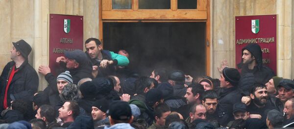 Абхазские оппозиционеры штурмуют здание администрации президента  - Sputnik Беларусь