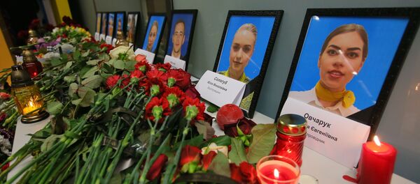 Цветы и свечи в международном аэропорту Борисполь в Киеве в память о членах экипажа пассажирского лайнера Украины Boeing 737-800, разбившегося в Тегеране - Sputnik Беларусь