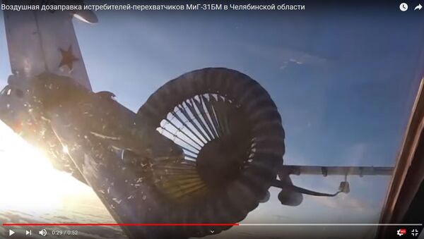 Как заправляются в воздухе истребители-перехватчики МиГ-31БМ - видео - Sputnik Беларусь