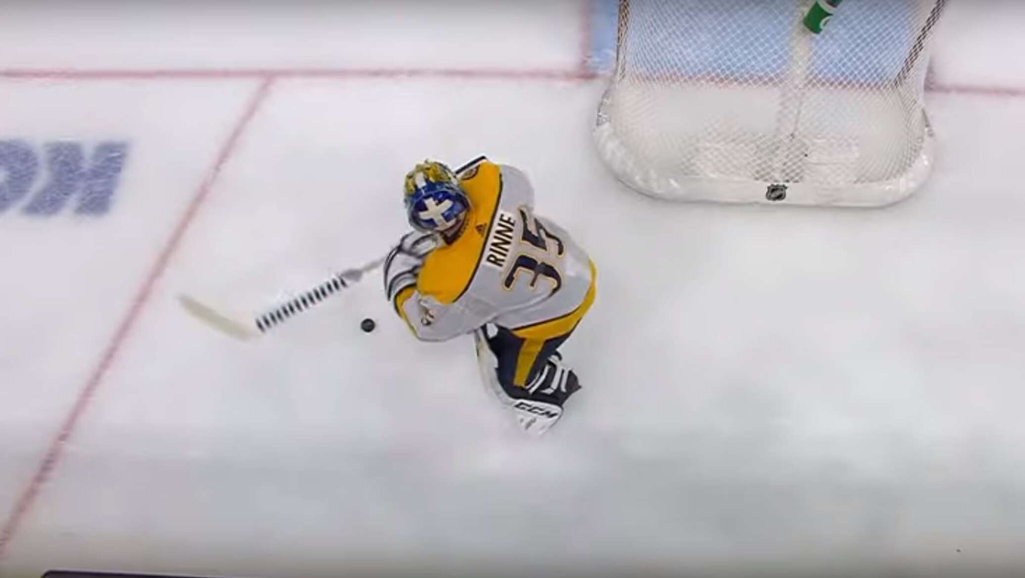 Шайбу шайбу вратарь. Нхл вратарь пекка ринне. nhl вратари за воротами. %забитых шайб в ворота перед вратарём. пекка туоккола хоккеист.