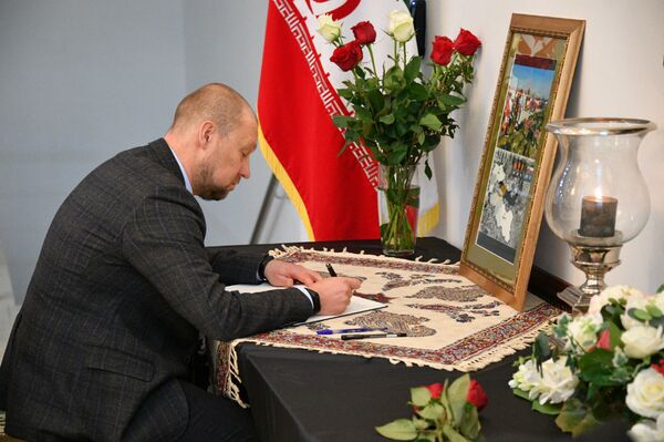 Посольство Ирана открыло книгу соболезнований - Sputnik Беларусь