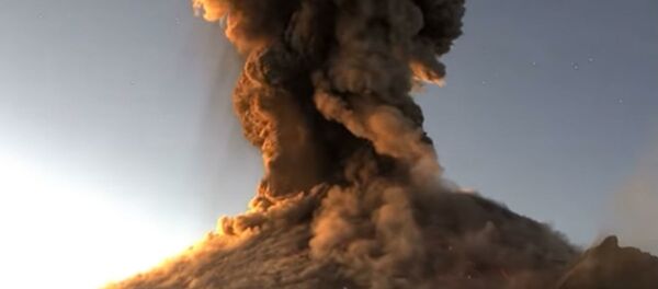 Самый известный вулкан Мексики проснулся  - Sputnik Беларусь