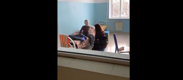 Трогательная встреча: мама из Гродно спустя 2,5 месяца смогла обнять сына - Sputnik Беларусь