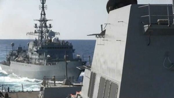Видеофакт: опасное сближение кораблей России и США в Аравийском море - Sputnik Беларусь
