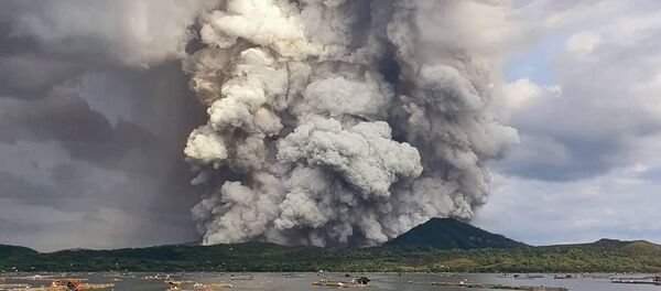 Вулкан Тааль извергается на Филиппинах - Sputnik Беларусь