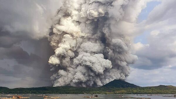 Вулкан Тааль извергается на Филиппинах - Sputnik Беларусь