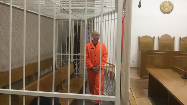 Перед оглашением приговора Сергей Девкш сначала отворачивался от камер, а потом стал демонстративно позировать - Sputnik Беларусь