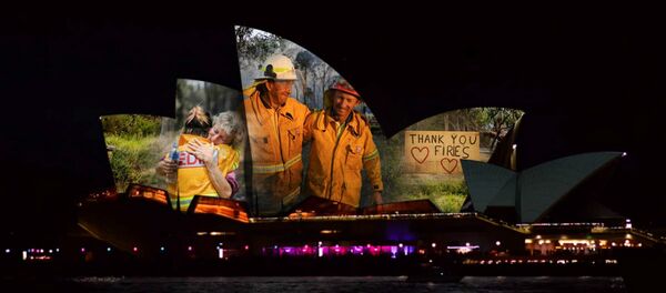 Сиднейская опера поблагодарила тех, кто сражался с огнем - Sputnik Беларусь