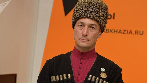 Люди в Абхазии просто устали — Мирзоев об отставке президента  - Sputnik Беларусь