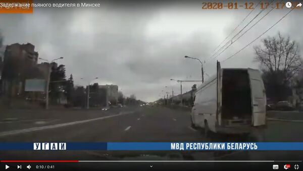 Вилял по дороге с открытыми дверями: кадры задержания пьяного водителя - Sputnik Беларусь