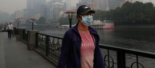 Люди носят маски, чтобы защитить себя от густого дыма от лесных пожаров в Мельбурне - Sputnik Беларусь