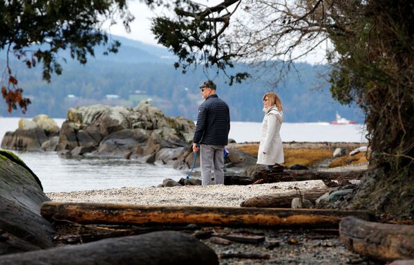 Пара гуляет по пляжу возле отеля в Канаде, где останавливались принц Гарри и Меган, герцогиня Сассекская - Sputnik Беларусь