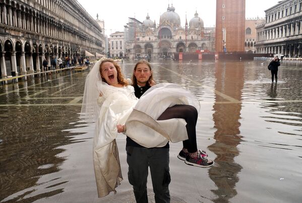 Жених с невестой на руках во время наводнения в Венеции  - Sputnik Беларусь