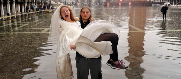 Жених с невестой на руках во время наводнения в Венеции  - Sputnik Беларусь