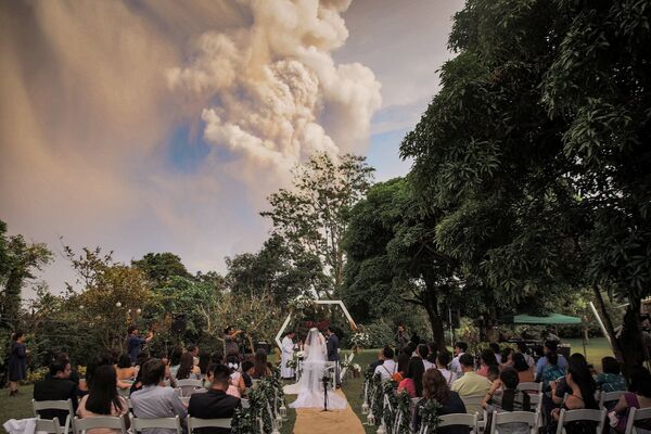 Свадебная церемония на фоне извержения вулкана Тааль на Филиппинах  - Sputnik Беларусь