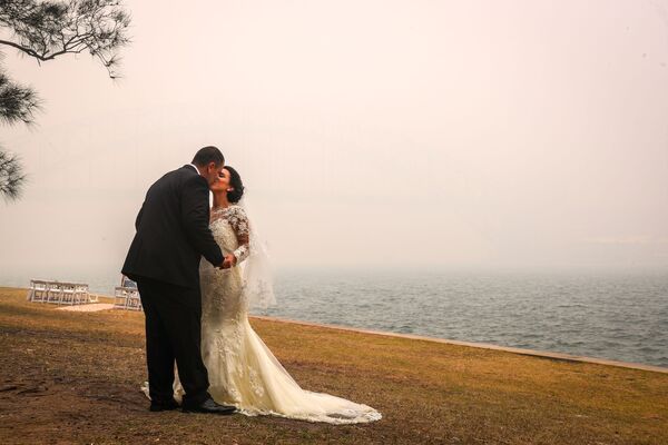 Свадебная церемония во время смога от природных пожаров в Сиднее - Sputnik Беларусь