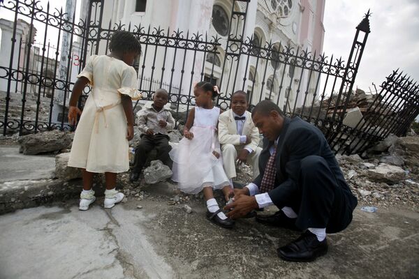 Подготовка к свадьбе в разрушенном храме после землетрясения на Гаити - Sputnik Беларусь