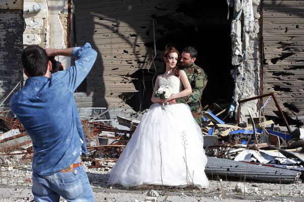 Сирийские молодожены во время фотосессии на фоне разрушенных зданий в Хомсе  - Sputnik Беларусь