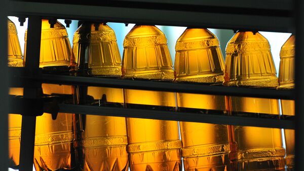 Пластиковые бутылки на линии розлива, архивное фото - Sputnik Беларусь