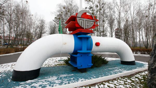 Модель магистрального трубопровода у главного входа на Гомельтранснефть - Sputnik Беларусь
