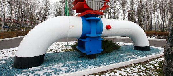 Модель магистрального трубопровода у главного входа на Гомельтранснефть - Sputnik Беларусь