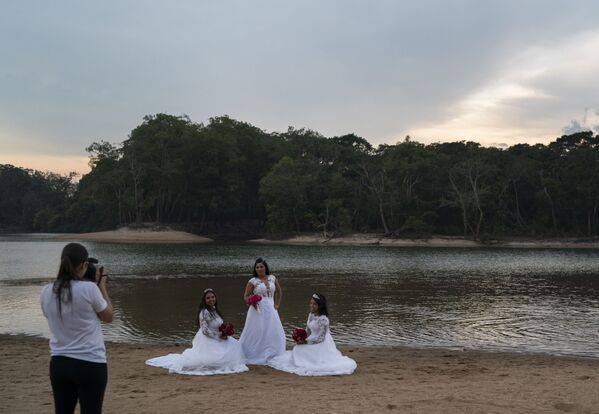 Бразильянка позирует для свадебного альбома со своими дочерьми на фоне пожара в  тропическом лесу Амазонки  - Sputnik Беларусь
