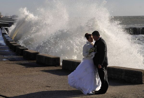 Свадебное фото во время шторма на Черном море в районе Сочи - Sputnik Беларусь
