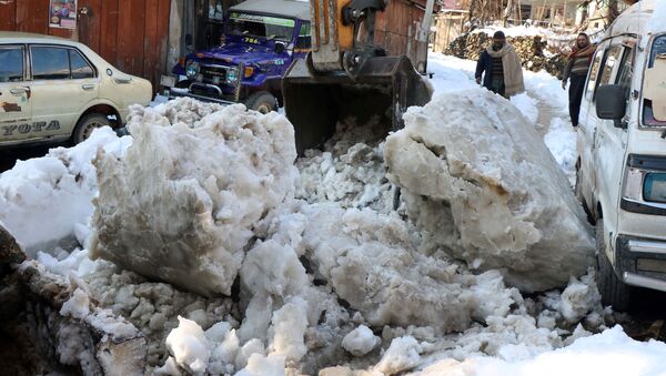Экскаватор убирает снежные валуны на дороге после сильного снегопада в долине Нилам - Sputnik Беларусь